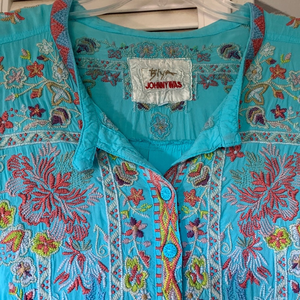 COPY - Beautiful style and color! Relaxed fit hides body flaws . Excellent cond…